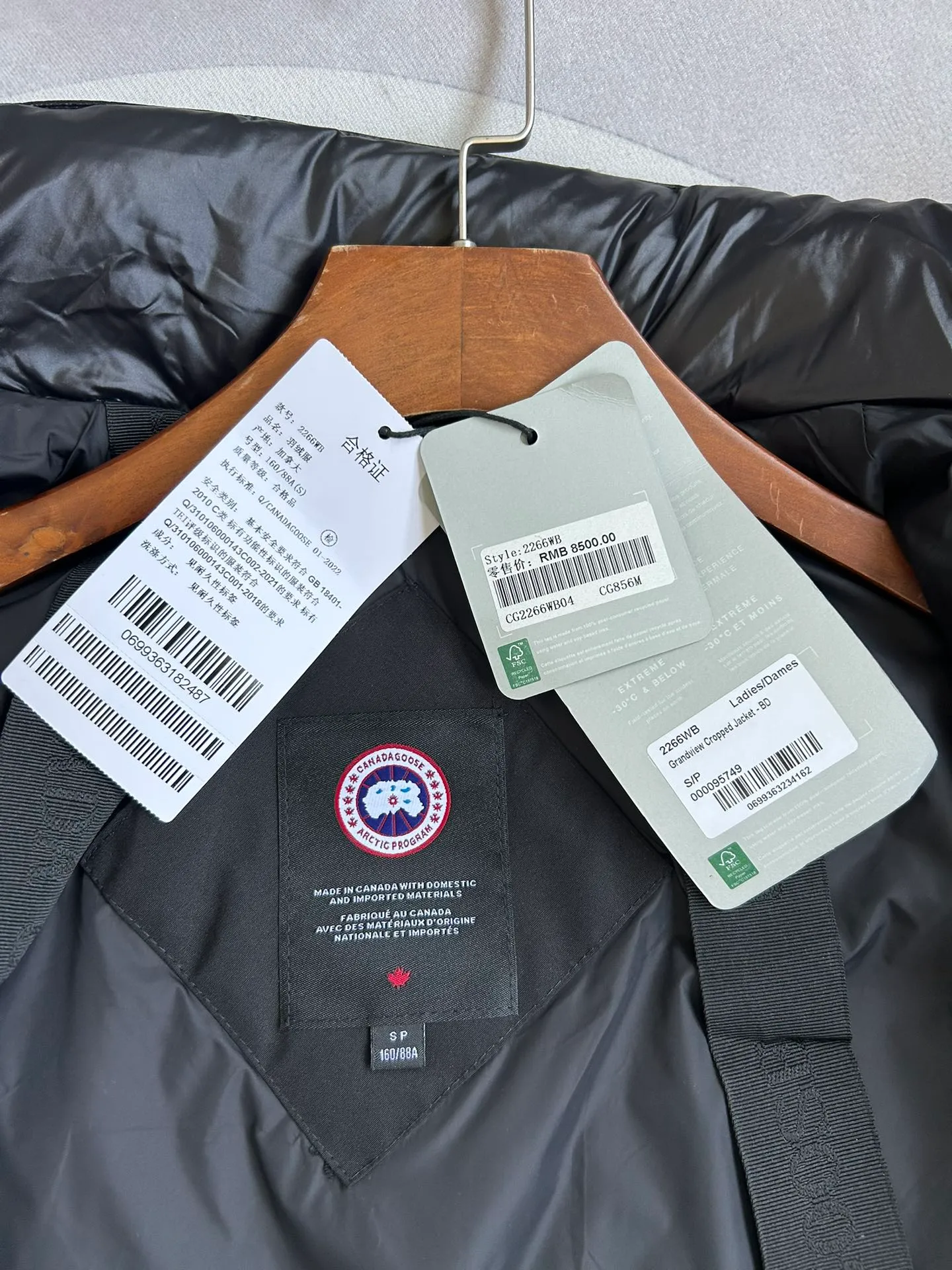 P880 E2266WB Grandview black label short jacket down jacket. Constructed from Arctic Tech recycled fabric®, it features a cinchable hem for sleek styling and storage. Color: black. Size: XS S M L XL.